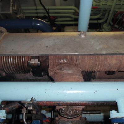 Tissus amiantés utilisés comme isolation thermique autour d'un tuyau d'échappement d'un générateur diesel