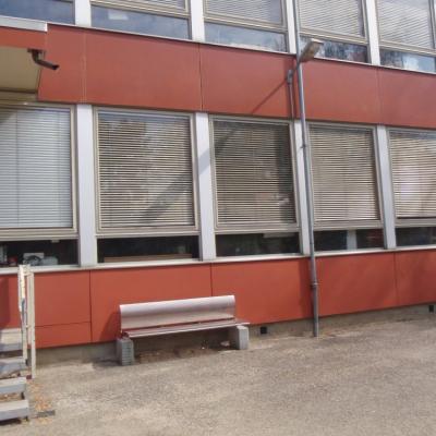 Pannelli in cemento amianto in facciata (verniciati color ruggine-marrone). (errore nella numerazione delle foto, cfr. foto sul sito)