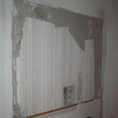 Isolamento acustico posato a parete, già parzialmente rimosso. Normalmente il materiale è di colore grigio all'interno.