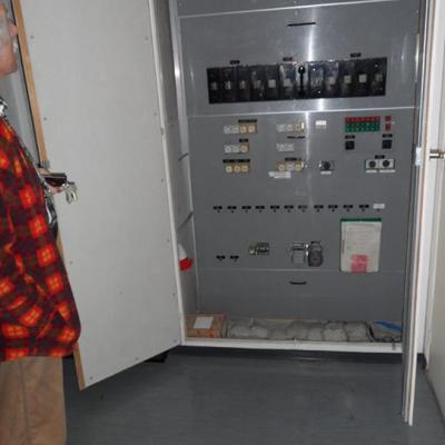 Coussin d'amiante dans une armoire électrique (pour le passage de câbles) et panneau léger contenant de l'amiante (portes intérieures)
