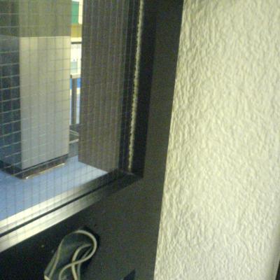 Photo de cordon amianté sur une porte coupe-feu
