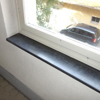 Rebords de fenêtre en panneau de pierre artificielle en fibrociment (vendu sous le nom «Eterplac»). Photo: Carbotech