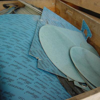 Guarnizioni Klingerit®, di colore blu, tagliate su misura e in fogli. (Foto: Carbotech AG)
