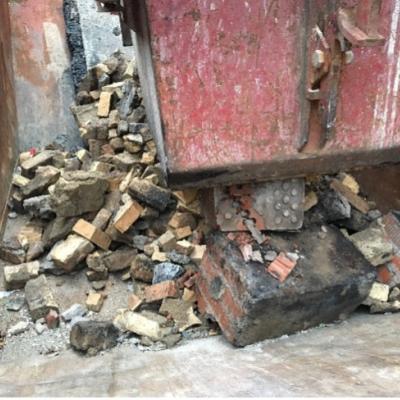 Frazione grossolana delle macerie depositata all’interno di una benna, Markus Durrer, IBH Expertenstelle Chur