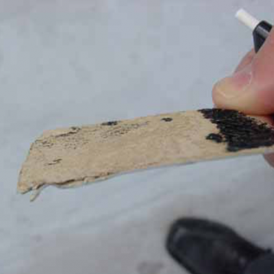 Foto che mostra lo strato contenente amianto (simile al cushion-vinyl). (Foto Carbotech)