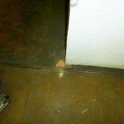 Pavimento in legno-cemento contenente amianto. (Foto: Arcadis AG, Simon Küng)