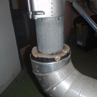 Isolamento di tubazioni con rivestimento bituminoso contenente amianto (non applicato a mano, ma prodotto in fabbrica).