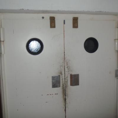 Nelle porte degli ascensori può essere presente del materiale riempitivo contenente amianto.