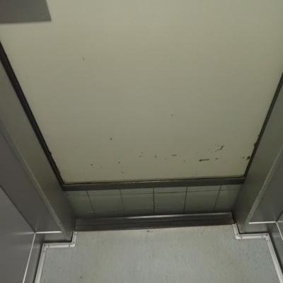 Photo marquage de l'étage dans la cage de l'ascenseur par une faïence