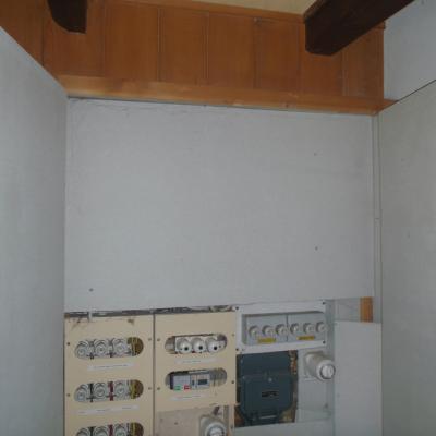 Mit asbesthaltige Leichtbauplatten (LAP) ausgekleideter Elektro-Schrank in einem Chalet. Foto: S. Schneebeli