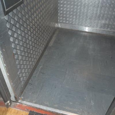 Montacarichi con pavimentazione tipo Floor-Flex (in questo caso senza amianto).