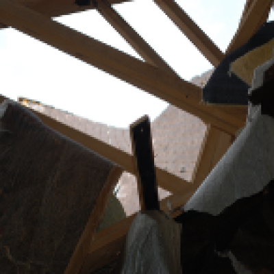 Tetto di fibrocemento di una piscina coperta crollato a causa del peso della neve. Durante il crollo, gli elementi del tetto hanno trascinato con sé anche il soffitto sospeso. Markus Durrer, IBH Expertenstelle Chur