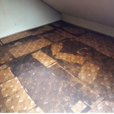 Rivestimento di un pavimento coperto di fuliggine dopo i lavori di sgombero, Markus Durrer, IBH Expertenstelle Chur