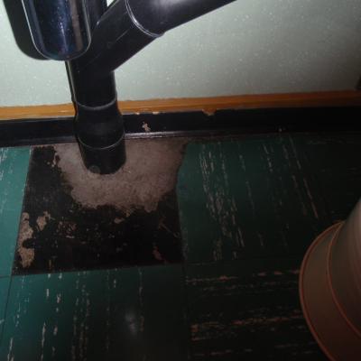 Rivestimenti per pavimenti in piastrelle viniliche, compreso l’adesivo sottostante, contenenti amianto.