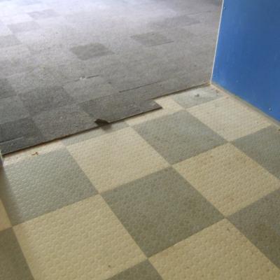 Diese Bodenplatten (mit Noppen) enthalten kein Asbest